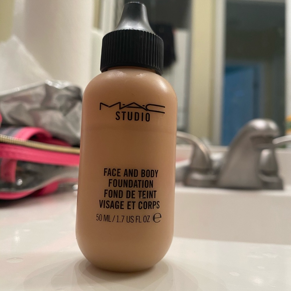 Mac studio face and body foundation c5 1.7 oz